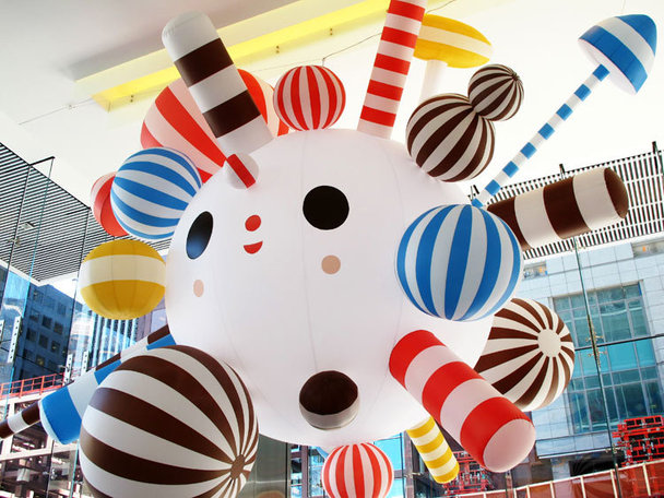 La foire gonflée de FriendsWithYou La foire gonflée de FriendsWithYou